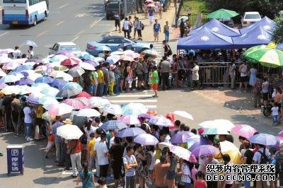 游客大軍在北大東門外等待。